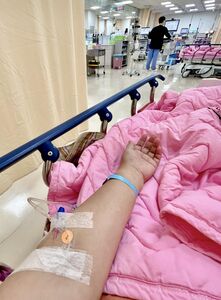 健康亮紅燈！腰痛發燒胸痛影響呼吸　綠委病床掛點滴急停行程2天