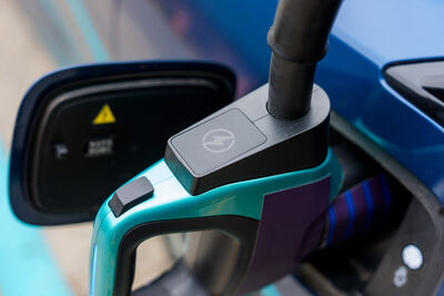 比亞迪閃充「5分鐘充飽」挨批傷電池　李雲飛：已考慮過並有效解決​