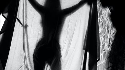 窗簾太透光！情侶開房激戰秒成「性愛皮影戲」　大票路人圍觀同嗨​