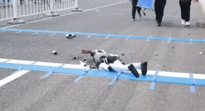 北京機器人馬拉松　選手起跑線摔倒「當場解體」屍骨噴滿地​