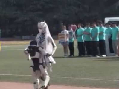 機器人表演突熊抱學生妹Coser不放　工作人員急上前拉開​