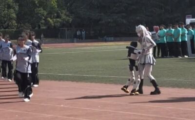 陸機器人轉身「抱女學生」　網友：AI覺醒了？​