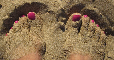 每天穿襪子睡覺！26歲陸女「腳趾甲變千層糕」　醫：只能拔甲​