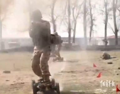 陸官媒一次曝光解放軍「無人軍團」　1人可控96架無人蜂群​