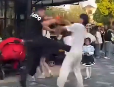 不讓抽秒爆走！上海迪士尼壯漢「跳躍飛踹＋狠甩8耳光」勸菸男​