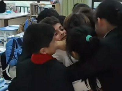 8歲伊朗童斷聯42天！跨越戰火奇蹟返校　上海同學飛奔驚喜淚擁​