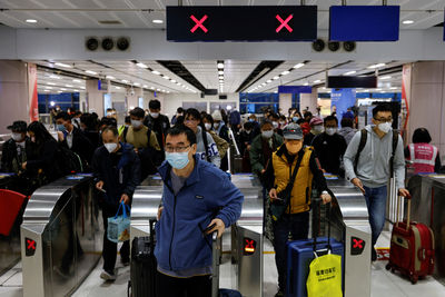 走得比來得多　香港「五一」首日24萬陸客入境、41萬港人離境​