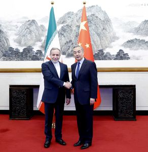 支持談判！王毅與伊朗外長會談：全面止戰刻不容緩、重啟戰端更不可取​