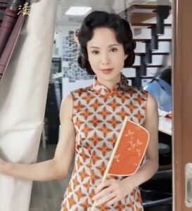 60歲「最美小龍女」李若彤遊蘇州　頂復古波浪捲造型穿旗袍逛古鎮​