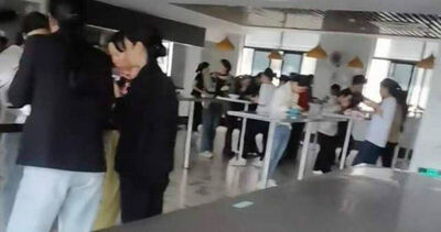 員工餐廳「只能站著吃」！公司稱速吃效率高　網看傻：牛馬具象化​