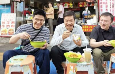 雷軍懂吃！現身武漢小店吃熱乾麵　「三件套」下肚只花11元​